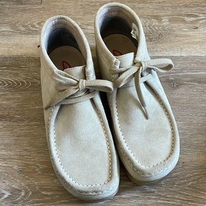 Clarks Stinson Suede Sand Hi Chukka Boot